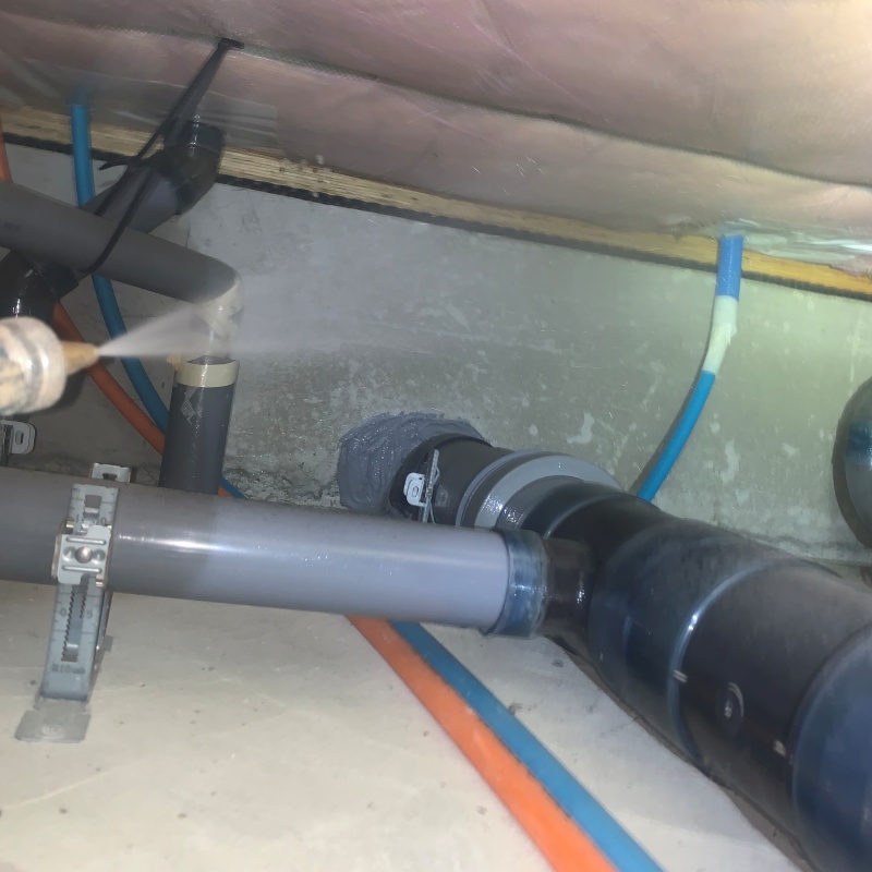 床下木材に防蟻剤を吹き付ける様子