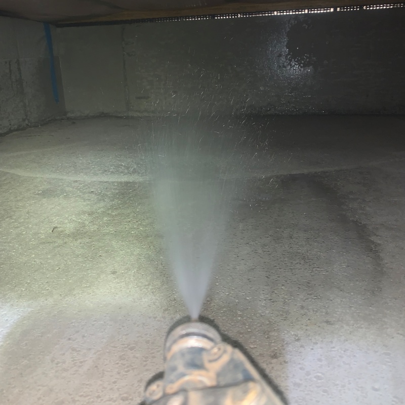 地面に防蟻剤を散布する様子