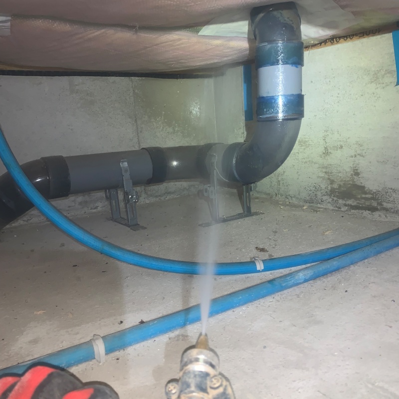 基礎に防蟻剤を散布