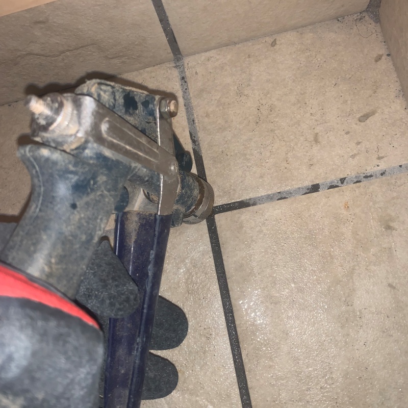 玄関床のタイルの目地から防蟻剤を注入