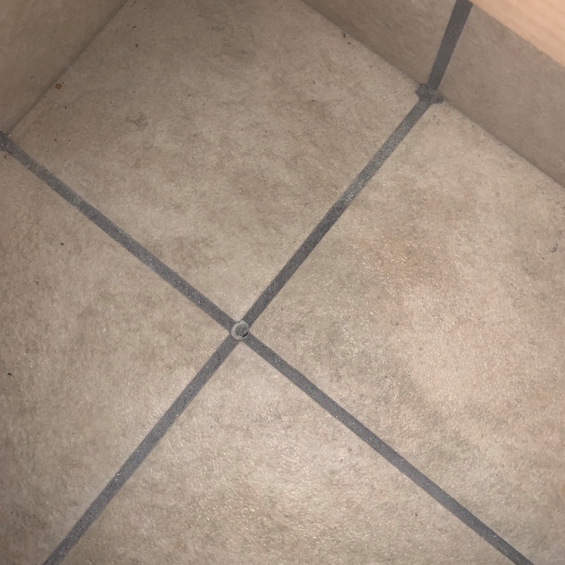 開けた穴をきれいに補修