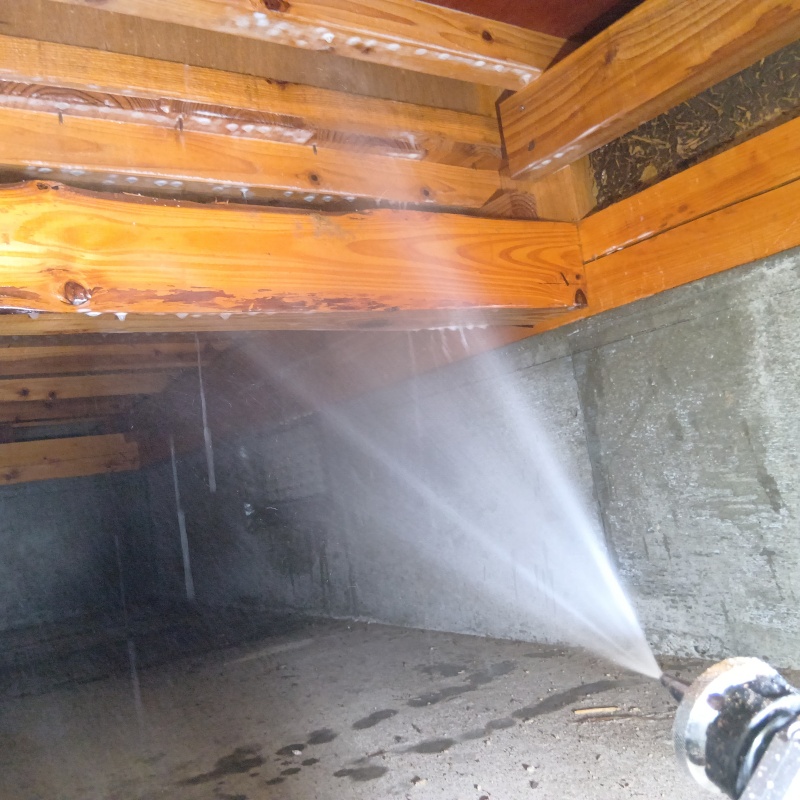 床下木材にシロアリ駆除剤を散布
