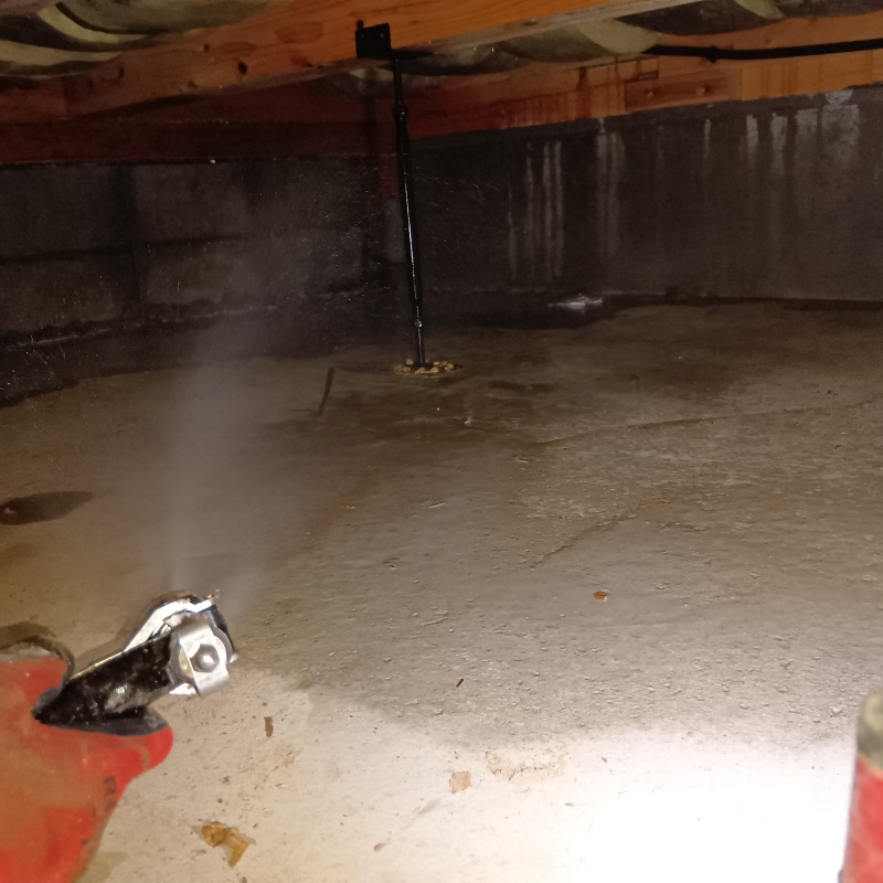 地面にシロアリ駆除剤を散布