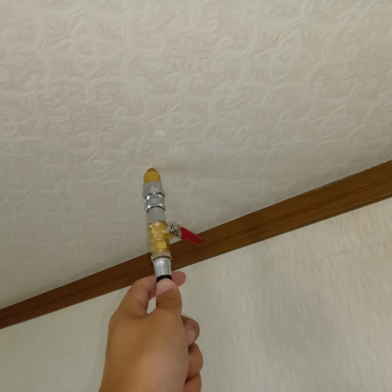 壁に穴を開けてシロアリ駆除剤を注入