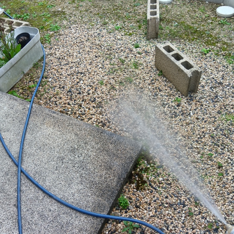 建物外周の土壌にシロアリ駆除剤を散布