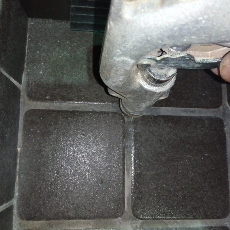 玄関床のタイルの目地からシロアリ駆除剤を注入