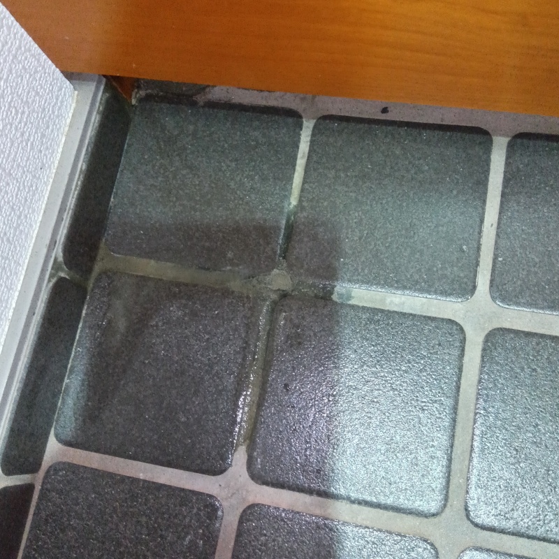 開けた穴をパテで補修