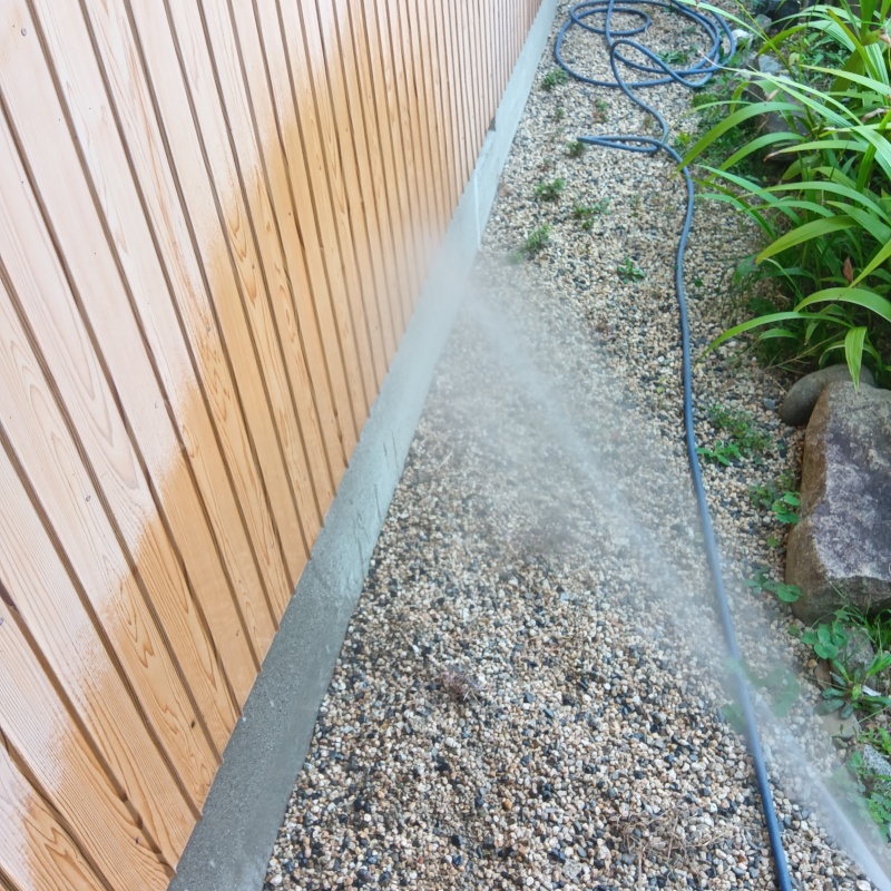 基礎まわりにシロアリ駆除剤を散布