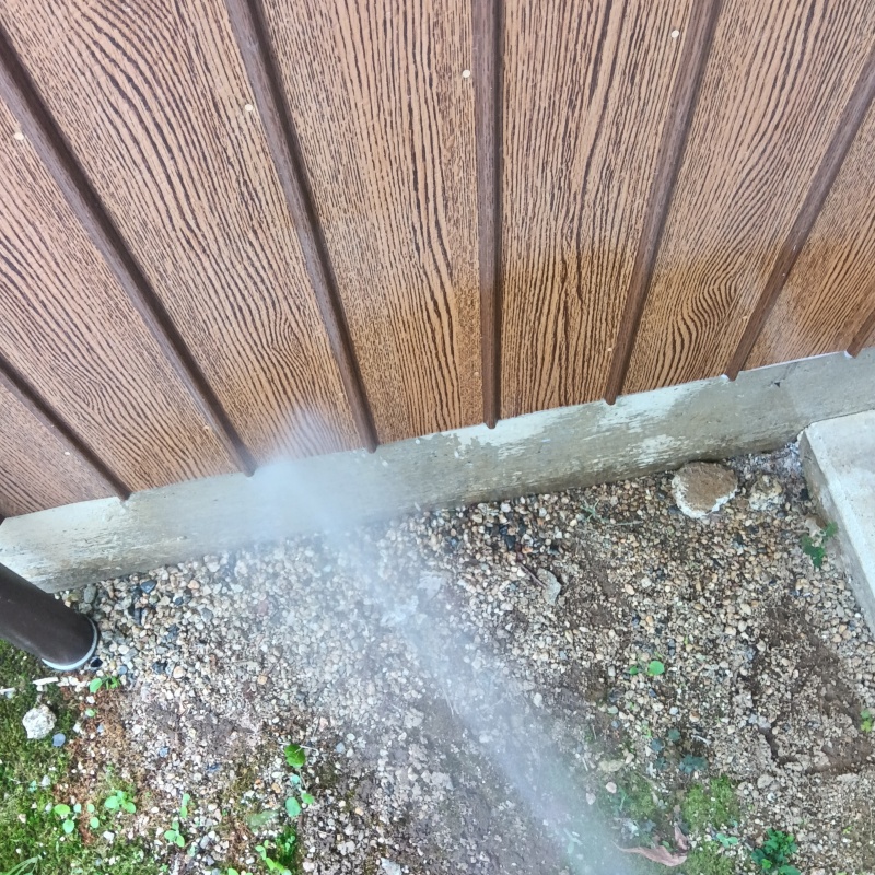 基礎まわりにシロアリ駆除剤を散布する様子