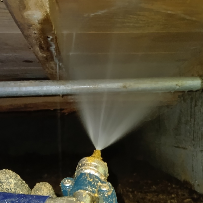 床下木材にシロアリ駆除剤を散布