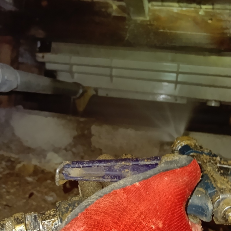 基礎にシロアリ駆除剤を散布