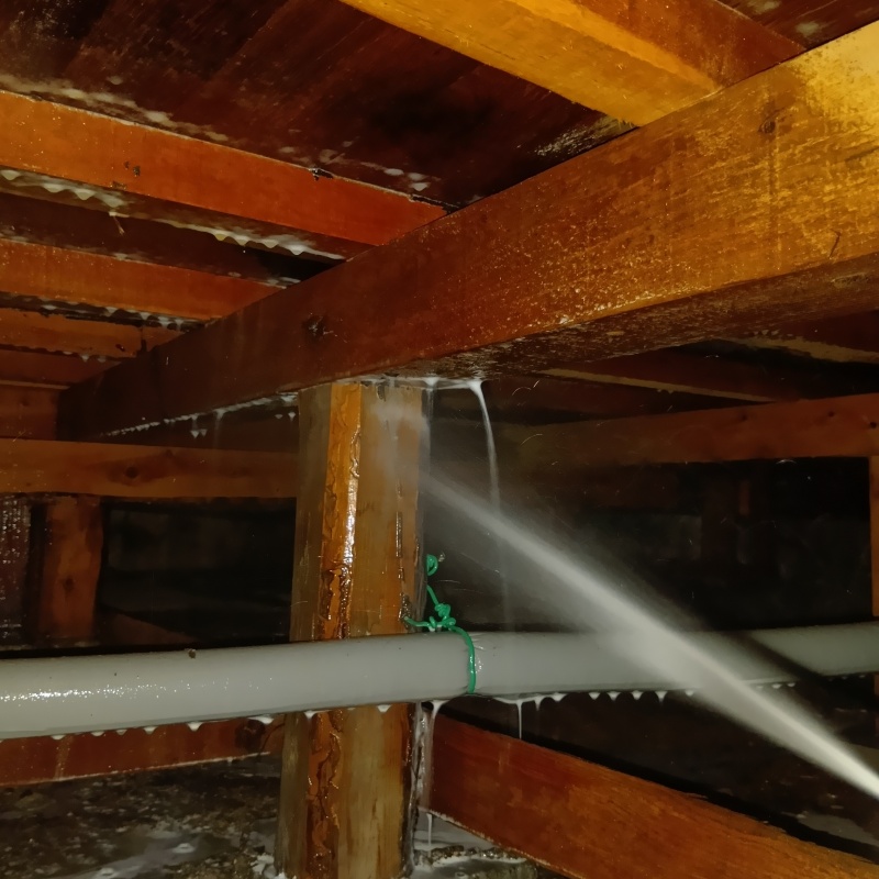 床下木材にシロアリ駆除剤を散布