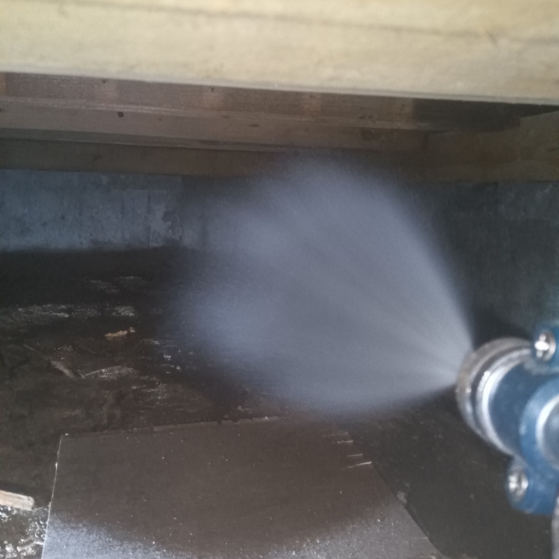 地面にシロアリ駆除剤を散布