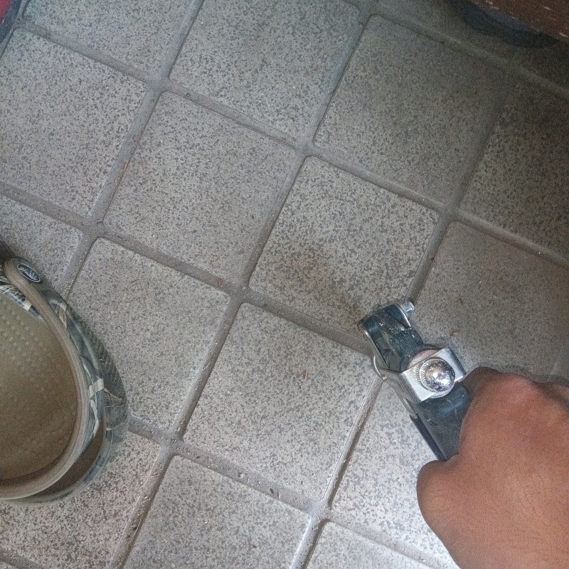 玄関床の目地からシロアリ駆除剤を注入