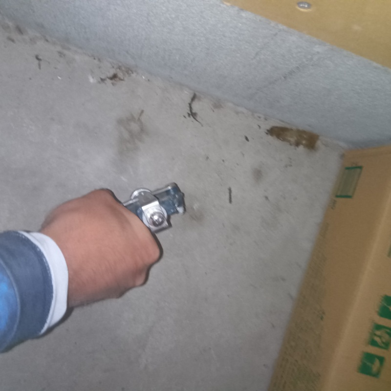 玄関先のコンクリートに穴を開けてシロアリ駆除剤を注入