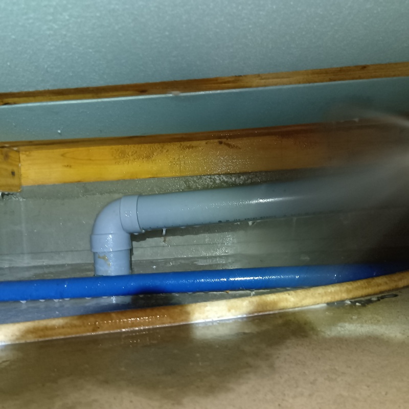 床下木材にシロアリ駆除剤を散布