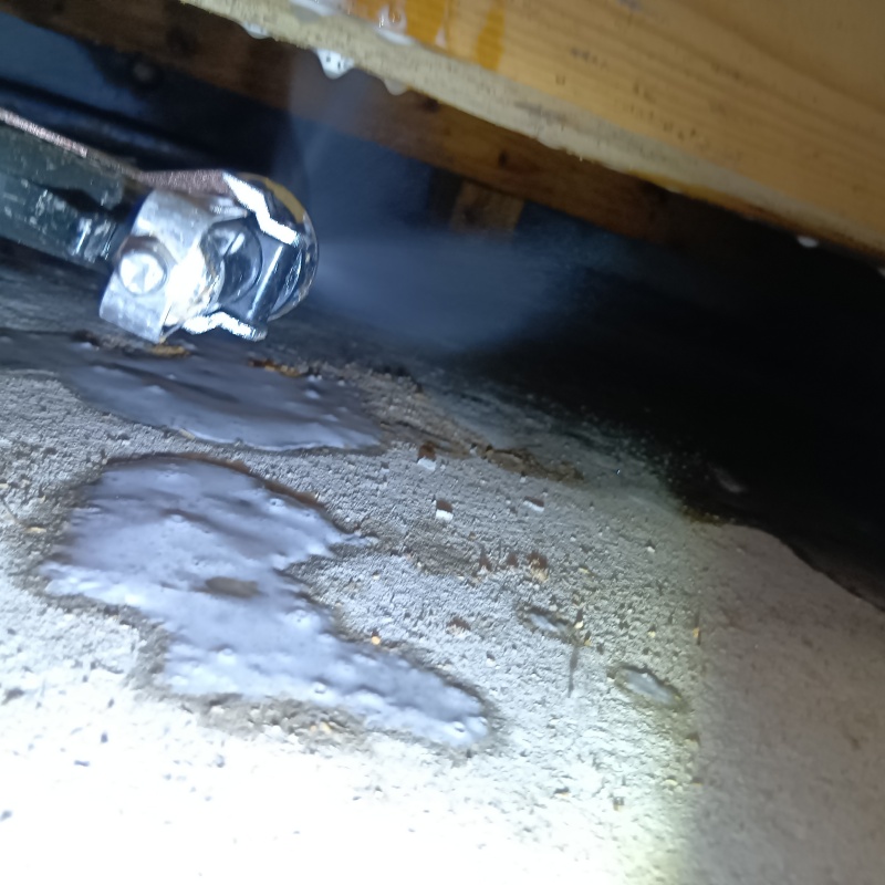 床下木材にシロアリ駆除剤を散布