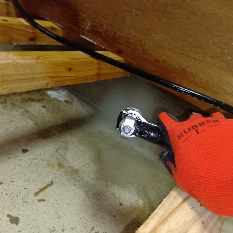 地面にシロアリ駆除剤を散布