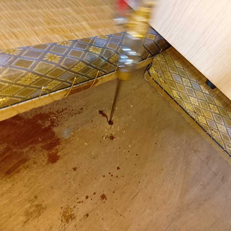 畳裏の床材に穴を開けてシロアリ駆除剤を注入