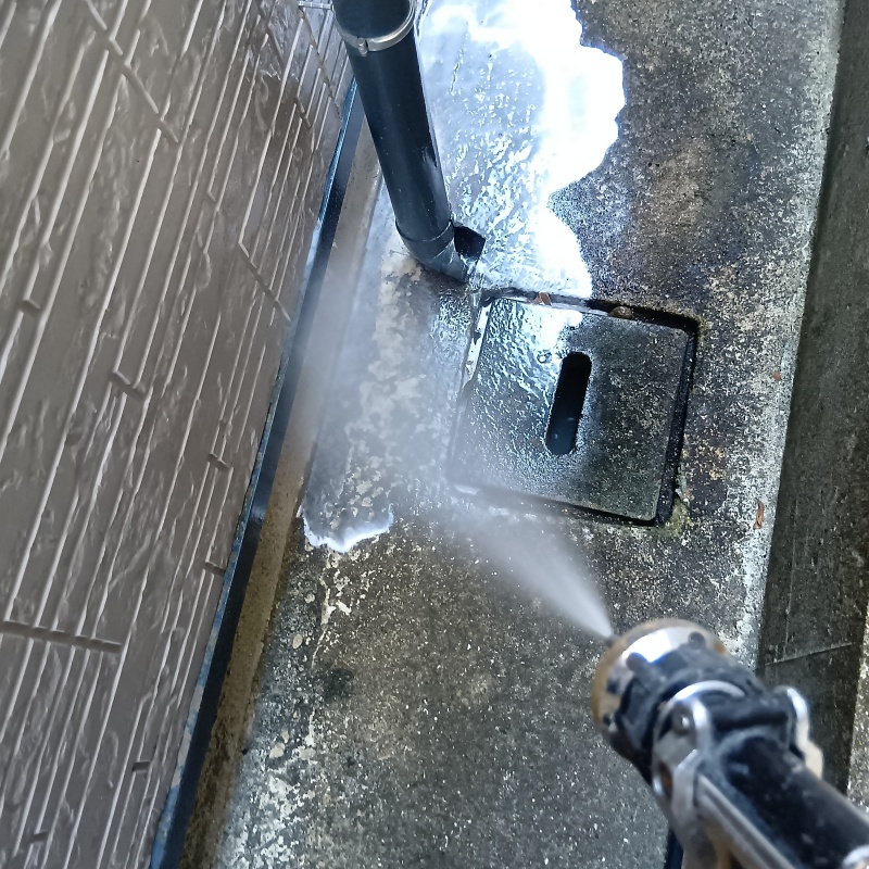 基礎まわりにシロアリ駆除剤を散布