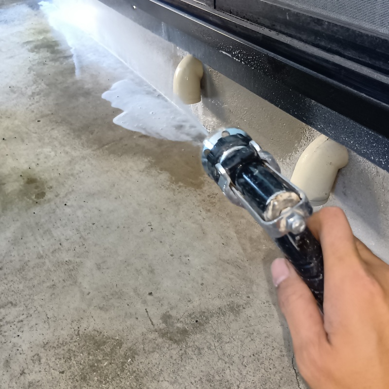 基礎まわりにシロアリ駆除剤を散布する様子