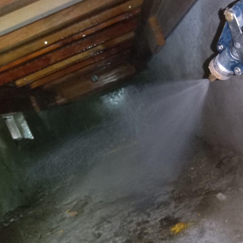 地面に防蟻剤を吹きつける様子