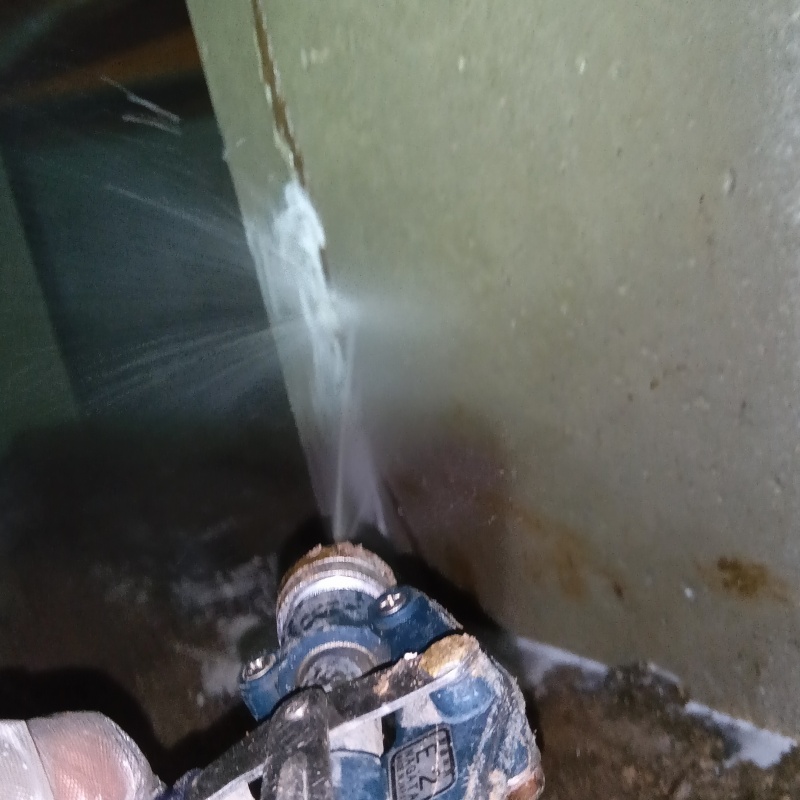 基礎に防蟻剤を散布