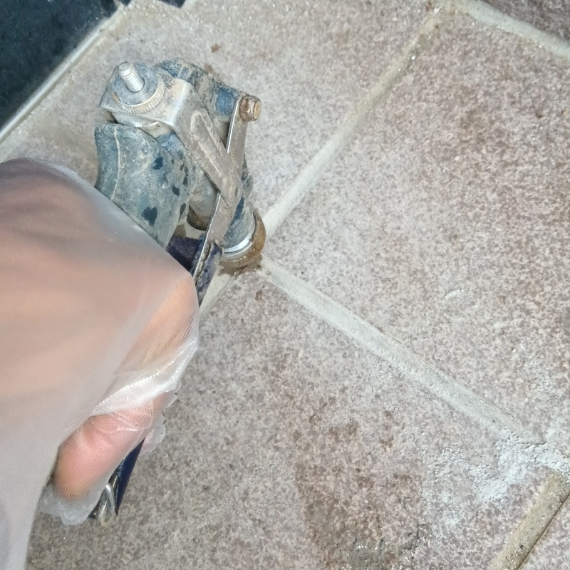 玄関床のタイルの目地から防蟻剤を注入