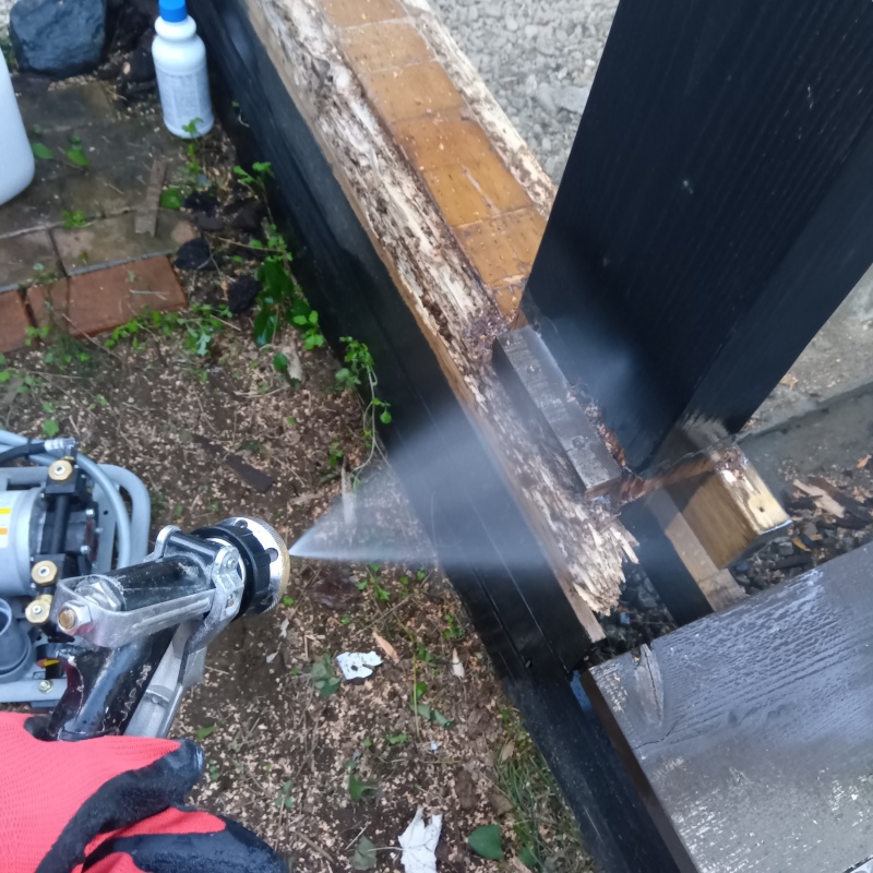 ウッドデッキにシロアリ駆除剤を散布