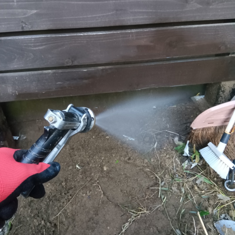 建物外周の土壌にシロアリ駆除剤を散布