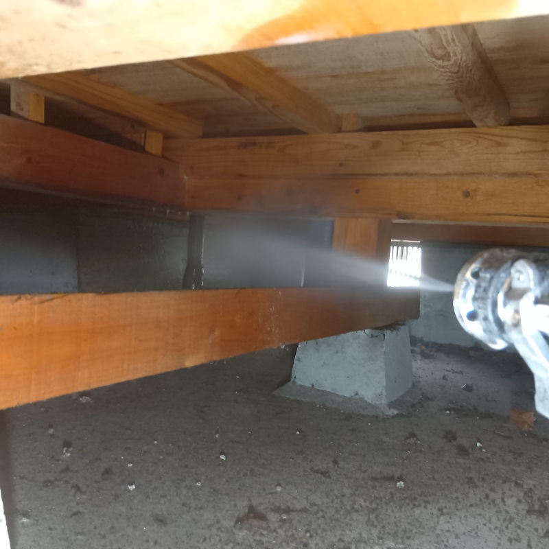 基礎にシロアリ駆除剤を散布