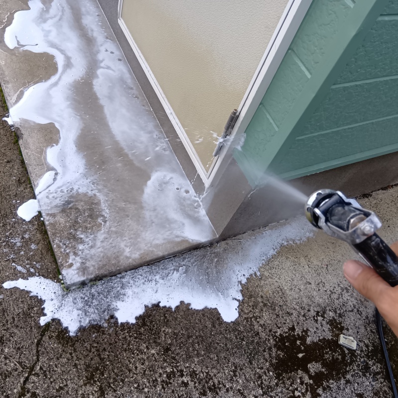 基礎まわりにシロアリ駆除剤を散布する様子