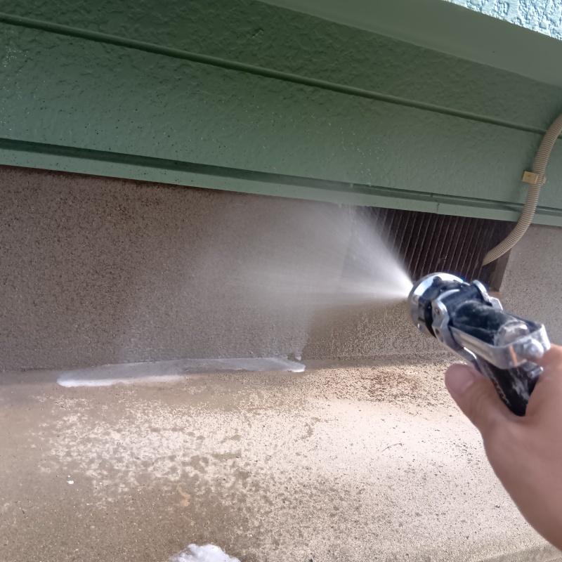 基礎まわりにシロアリ駆除剤を散布する様子