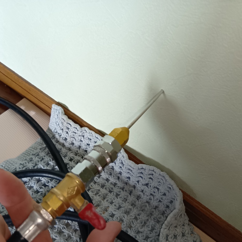 壁に穴を開けてシロアリ駆除剤を注入