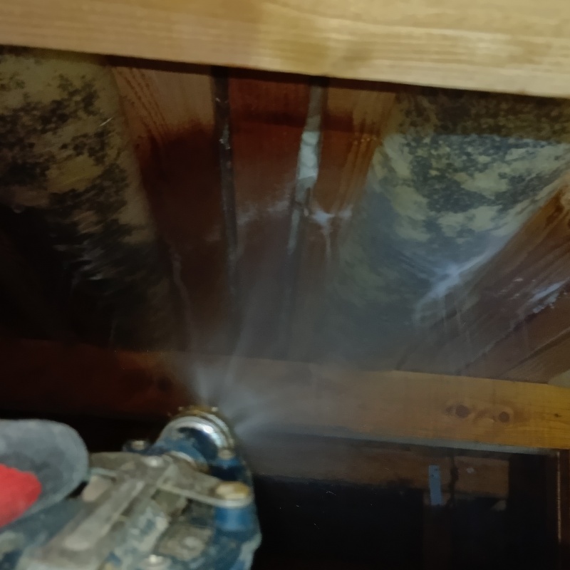 床下断熱材にシロアリ駆除剤を散布