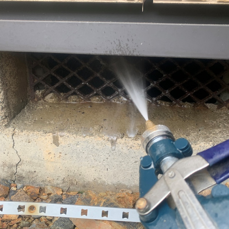 床下換気口からシロアリ駆除剤を散布
