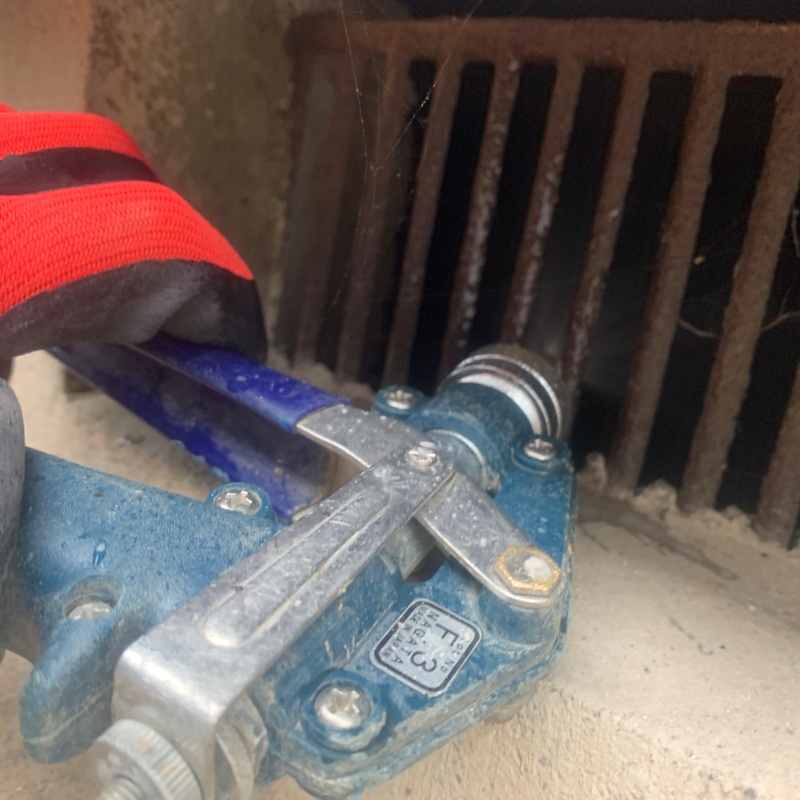 床下換気口からシロアリ駆除剤を散布