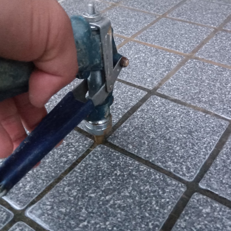 床にシロアリ駆除剤を注入