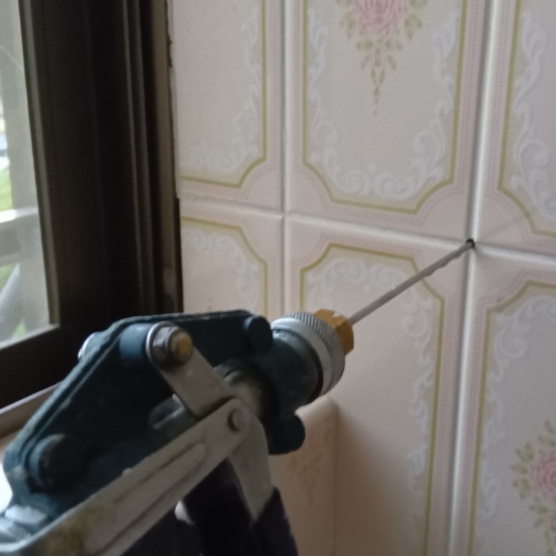 壁にシロアリ駆除剤を注入