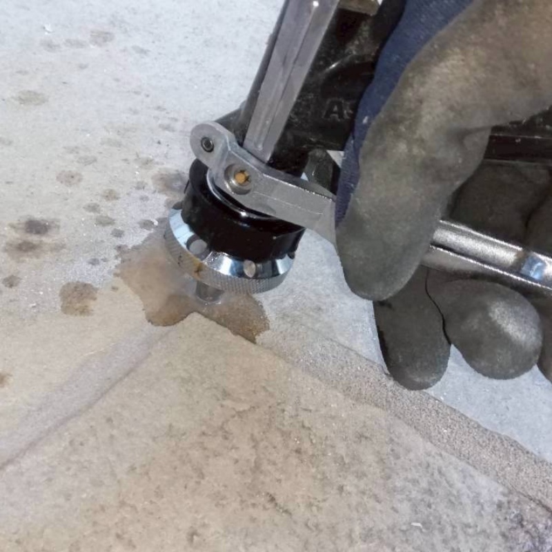 床にシロアリ駆除剤を注入