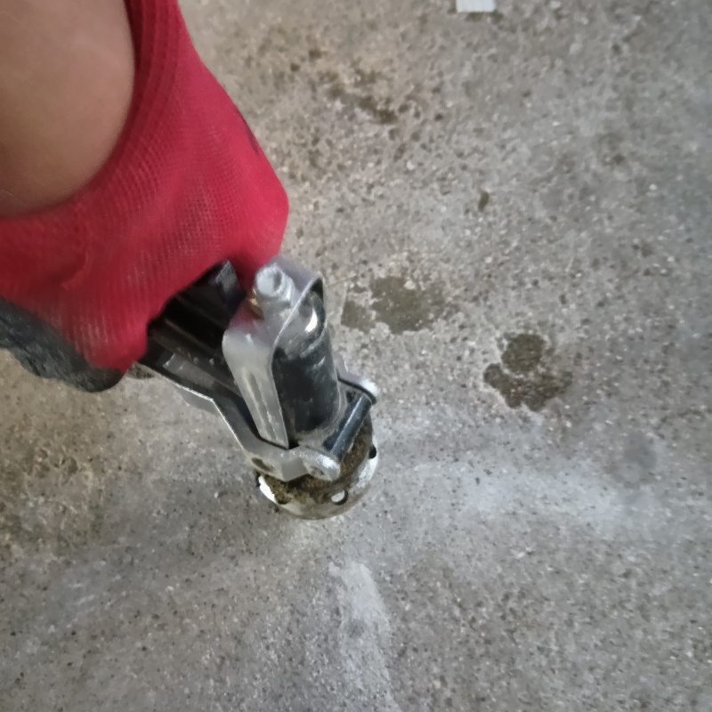 床にシロアリ駆除剤を注入