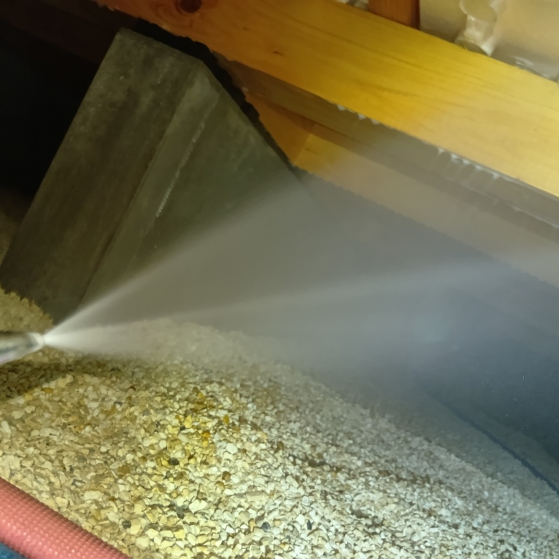 床下の木材にシロアリ駆除剤を散