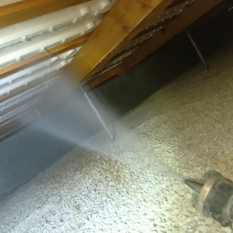 床下の木材にシロアリ駆除剤を散