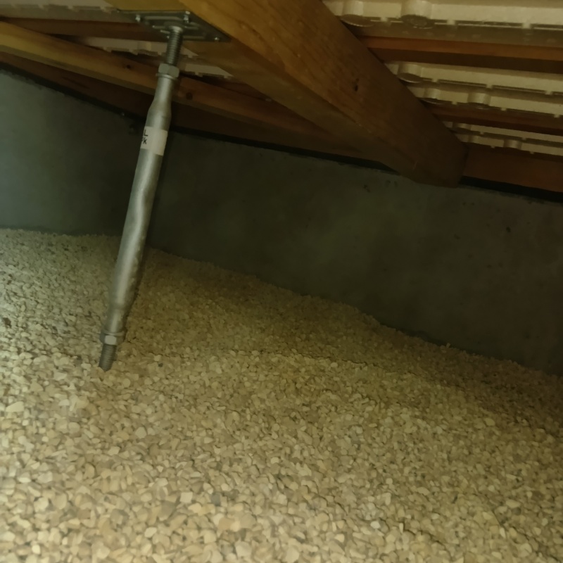 床下に調湿剤を敷き詰めた様子