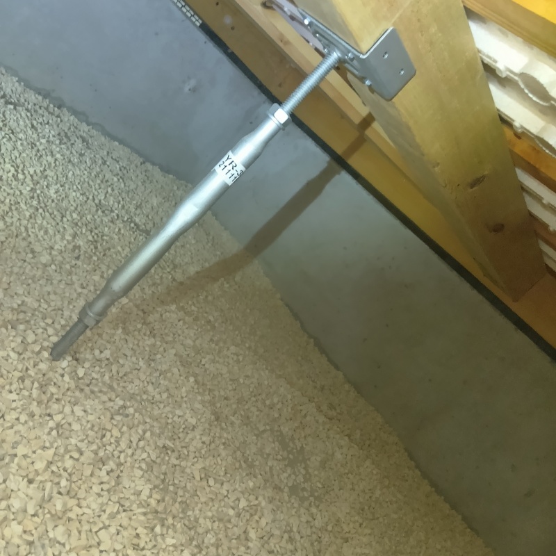 床下に調湿剤を敷き詰めた様子