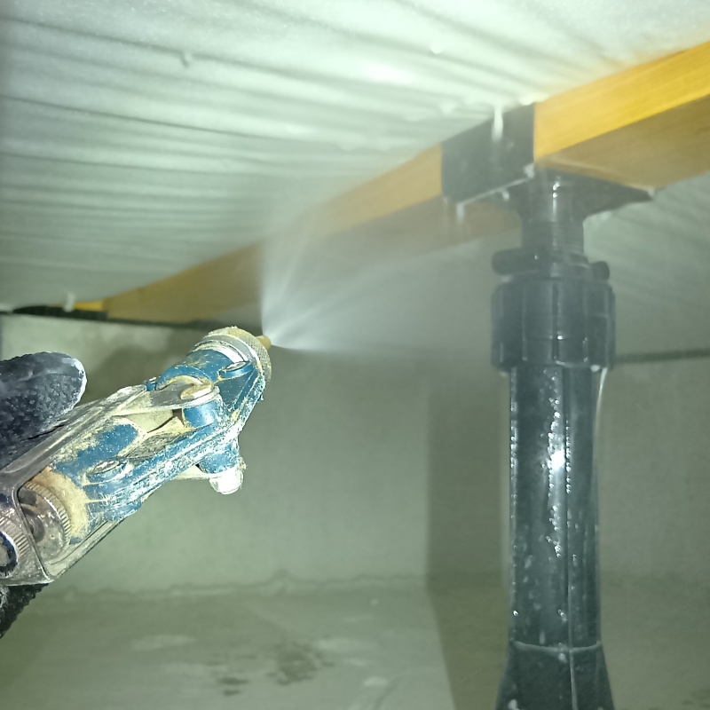 床下の木材に防蟻剤を散布