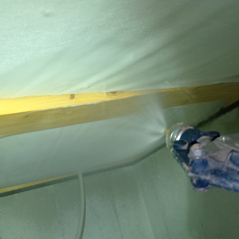 床下の木材に防蟻剤を散布