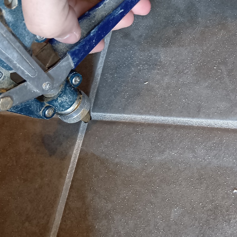 床に防蟻剤を注入