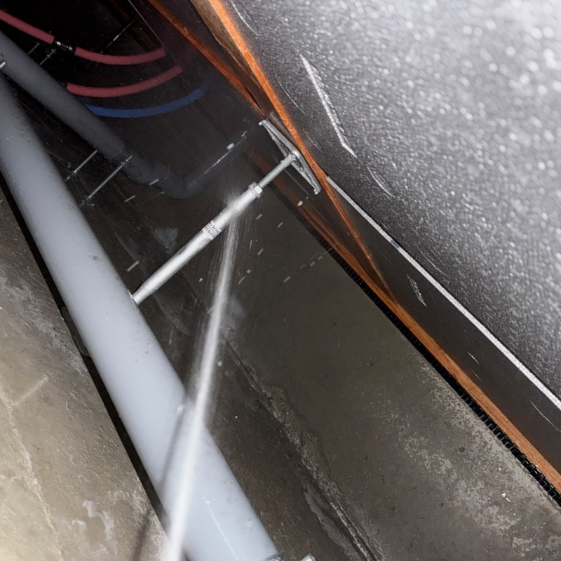 床下の木材に防蟻剤を散布