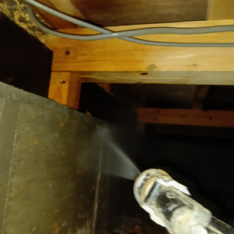 床下の木材にシロアリ駆除剤を散布